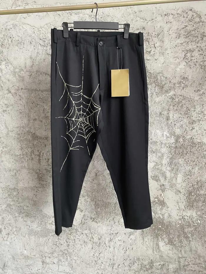 Pantalon conique noir en gabardine imprimé toile d'araignée, pantalon Harun