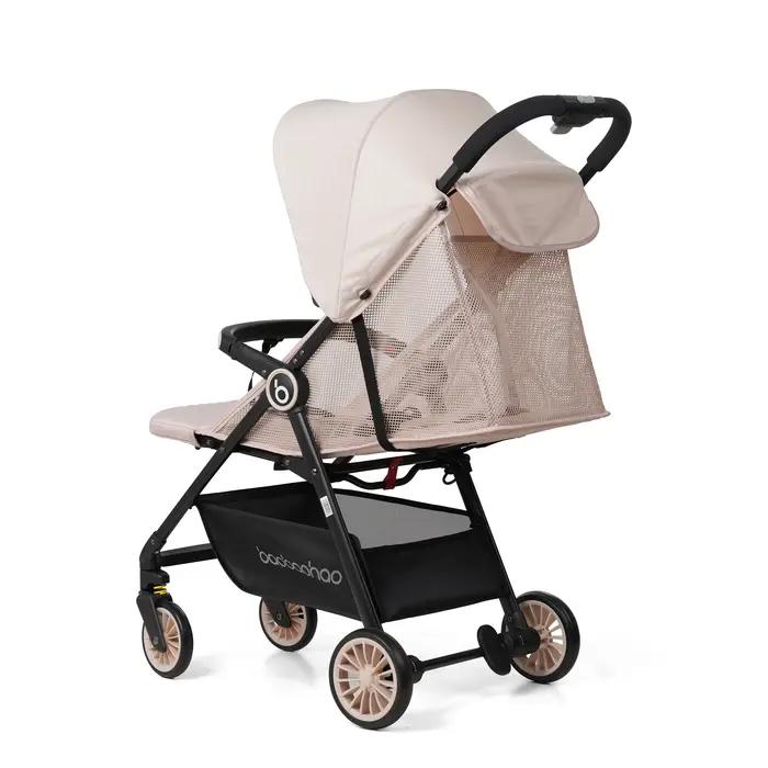 Poussette légère et pliable pour bébé avec design en maille respirant et adaptable positionnée pour sorties familiales et voyages courts