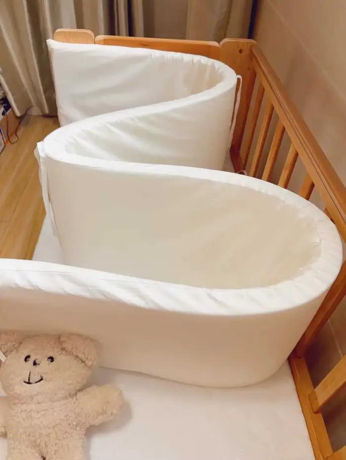 Protecteur de lit de bébé en coton imprimé avec fermeture éclair pour sécurité et confort de nouveau-né à offrir pour naissance ou baptême