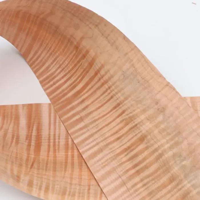 Longueur : 2,5 mètres Largeur : 140 mm Épaisseur : 0,2 mm Placage de bois naturel pour la décoration