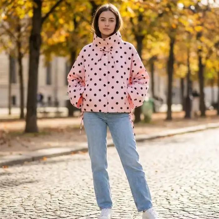 Manteau pour femme Printemps 2026 Nouveau style Rose à pois Manches longues Détail noué Simple bouto
