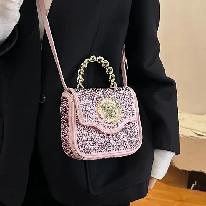 Pochette classique inspirée des créateurs, convertible en sac bandoulière, avec un style parisien et