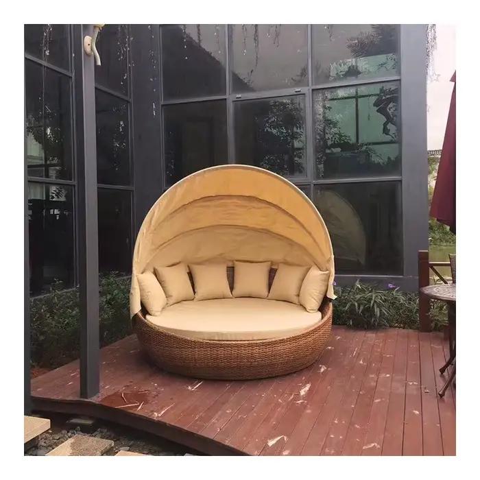 Chaise longue antique rotin avec auvent et store pour relaxation extérieure lit de soleil grande taille vintage design mobilier d'extérieur plage jardin
