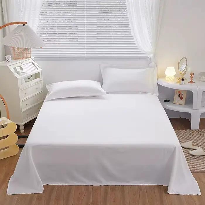Un drap de lit simple (hors taies d'oreiller et inserts d'oreiller) en matériau lavé, blanc pur, adapté aux hôtels, aux maisons d'hôtes et aux un usage domestique pour lits simples ou doubles