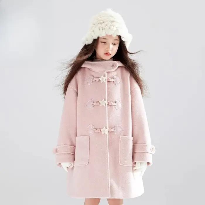 2025 nouveau manteau d'hiver manteau à capuche en laine rose pêche avec boutons en corne de chèvre é