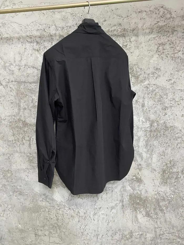 Un concepteur indépendant d'une chemise longue à col feuilles foncées