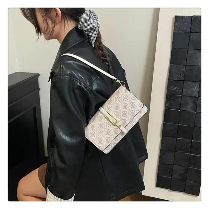Sac carré texturé tendance pour femme, mini sac à bandoulière élégant avec chaîne, compact et stylé,