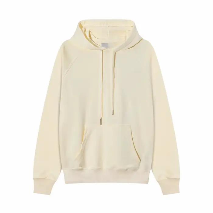 Les Français adorent les sweats à capuche brodés pour hommes et femmes. Les couples décontractés et