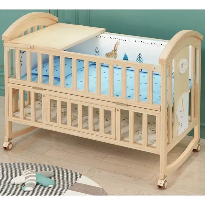 Lit bébé multifonctionnel en bois massif avec mobile, table à langer et moustiquaire pour sécurité et confort optimal occasions spéciales